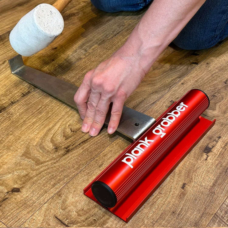 Carica immagine in Galleria Viewer, Floor Fix Pro Plank Grabber Plank Grabber is a tool for fixing gaps in floating floors. It features a &quot;Magic Grip Strip&quot; that sticks to the plank you want to move using nano-suction and without leaving any sticky residue. Plank Grabber can be used to fix
